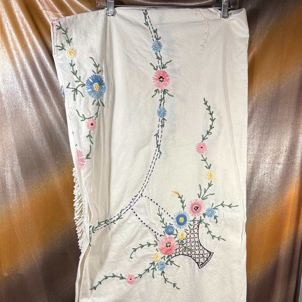 Floral Embroidered Cream full size coverlet 94‎ x 77 bag Aa
